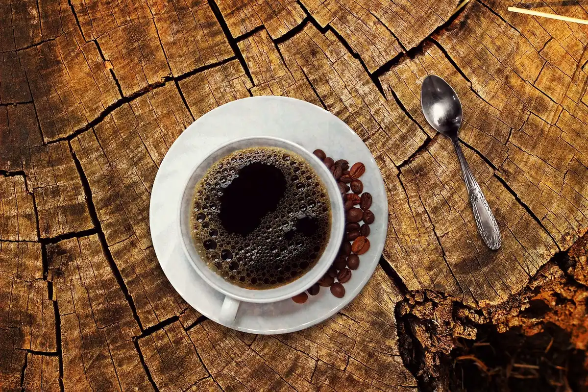 Macchina del caffè smart vicino a un router con grafico di traffico sulla schermata