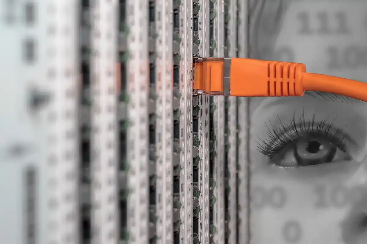Rack di server datati con luci di stato, esempio di sistemi legacy
