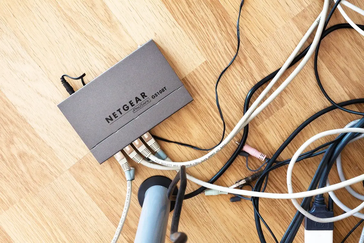 Switch Ethernet e cavi in un data center su uno sfondo sfocato