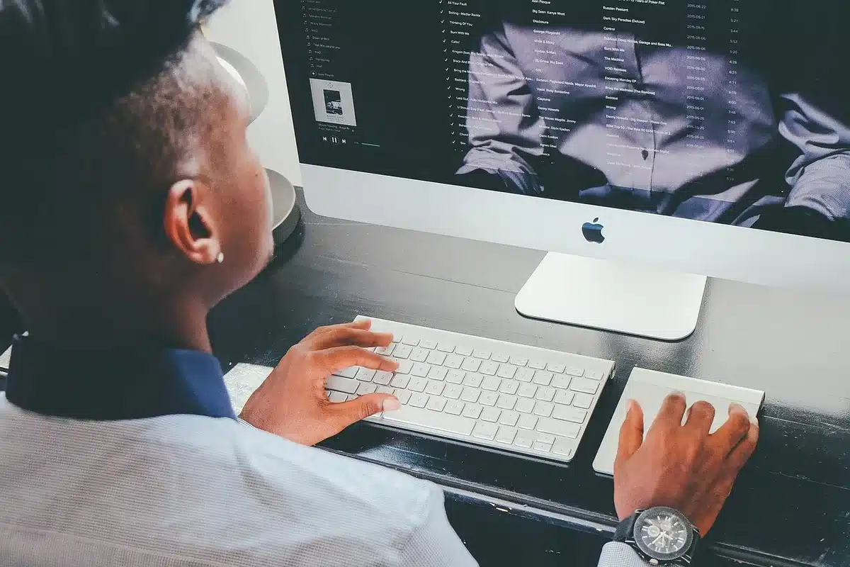 Illustrazione concettuale di calcolo ibrido tra cloud e dispositivo