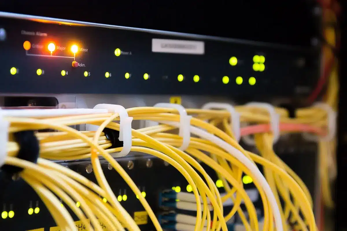 Dettaglio di acceleratori H100 montati in un rack server