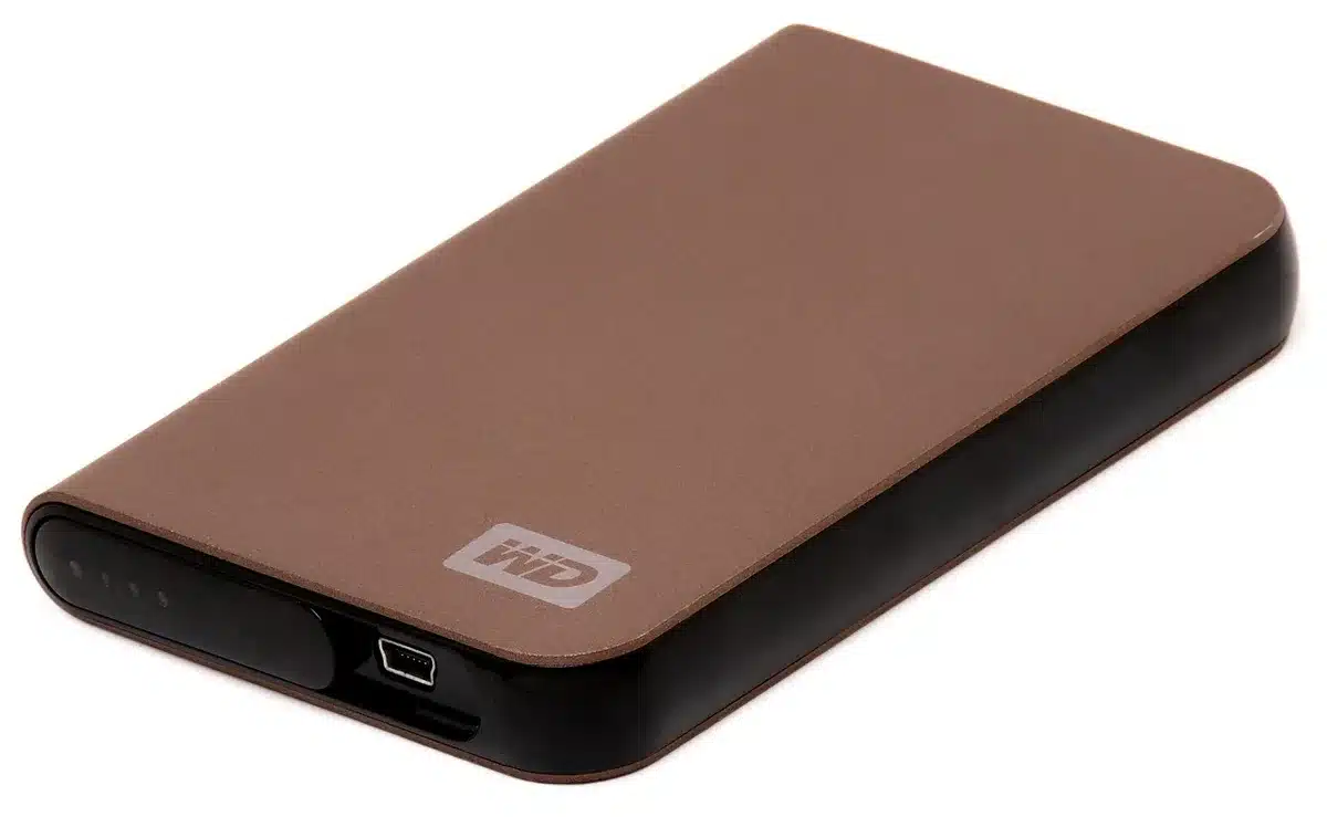 Piccolo dispositivo elettronico inserito in una porta USB dietro una televisione
