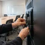 OpenAI: dipendente arrestato, microspia nascosta nella sala riunioni dei dirigenti