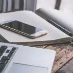 Mani anonime su tastiera con schermo che mostra icone di aggiornamento