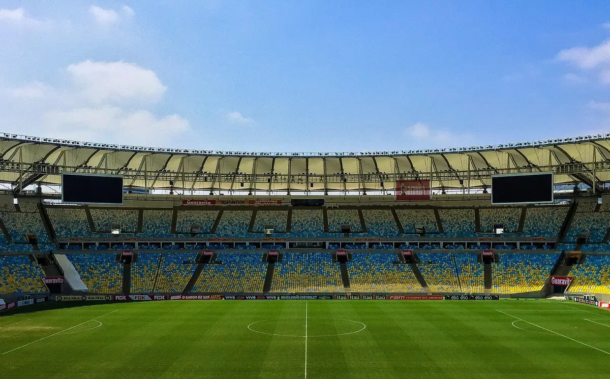 Schermata di un videogioco calcistico con microtransazioni e pacchetti virtuali sfocati