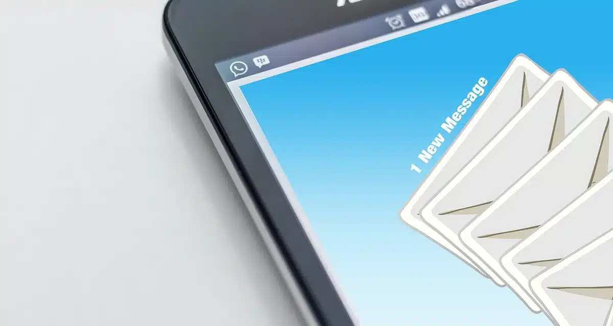 Posta in arrivo e evento calendario che mostrano lo stesso invito su schermo