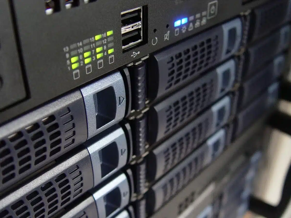 Computer con Plex Media Server e dispositivo NAS su una scrivania