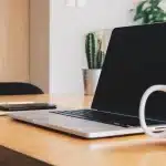 Mani anonime che scambiano biglietti e smartphone con sito di rivendita su tavolo da caffè