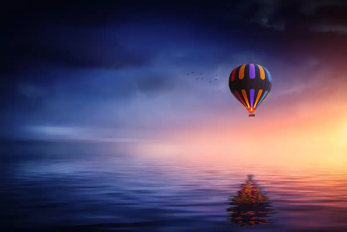 Trailer che mostra una città in una valle con isole fluttuanti
