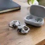 Samsung Galaxy Buds On: ecco gli auricolari open-ear con clip che liberano l'ascolto