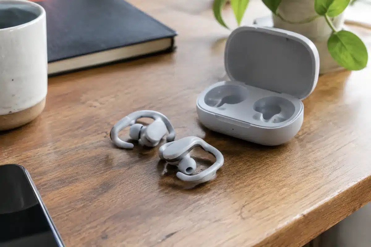 Samsung Galaxy Buds On: ecco gli auricolari open-ear con clip che liberano l'ascolto