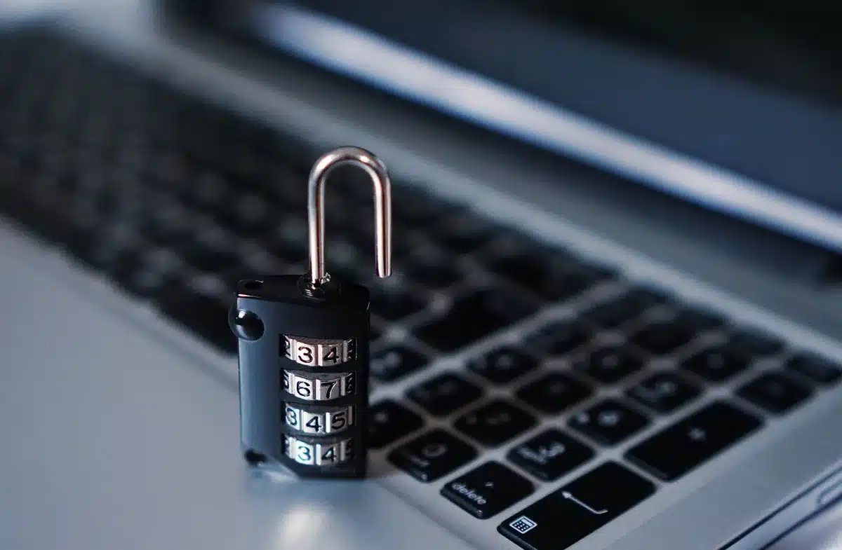 Schermata astratta che rappresenta sicurezza del kernel e driver anti-cheat