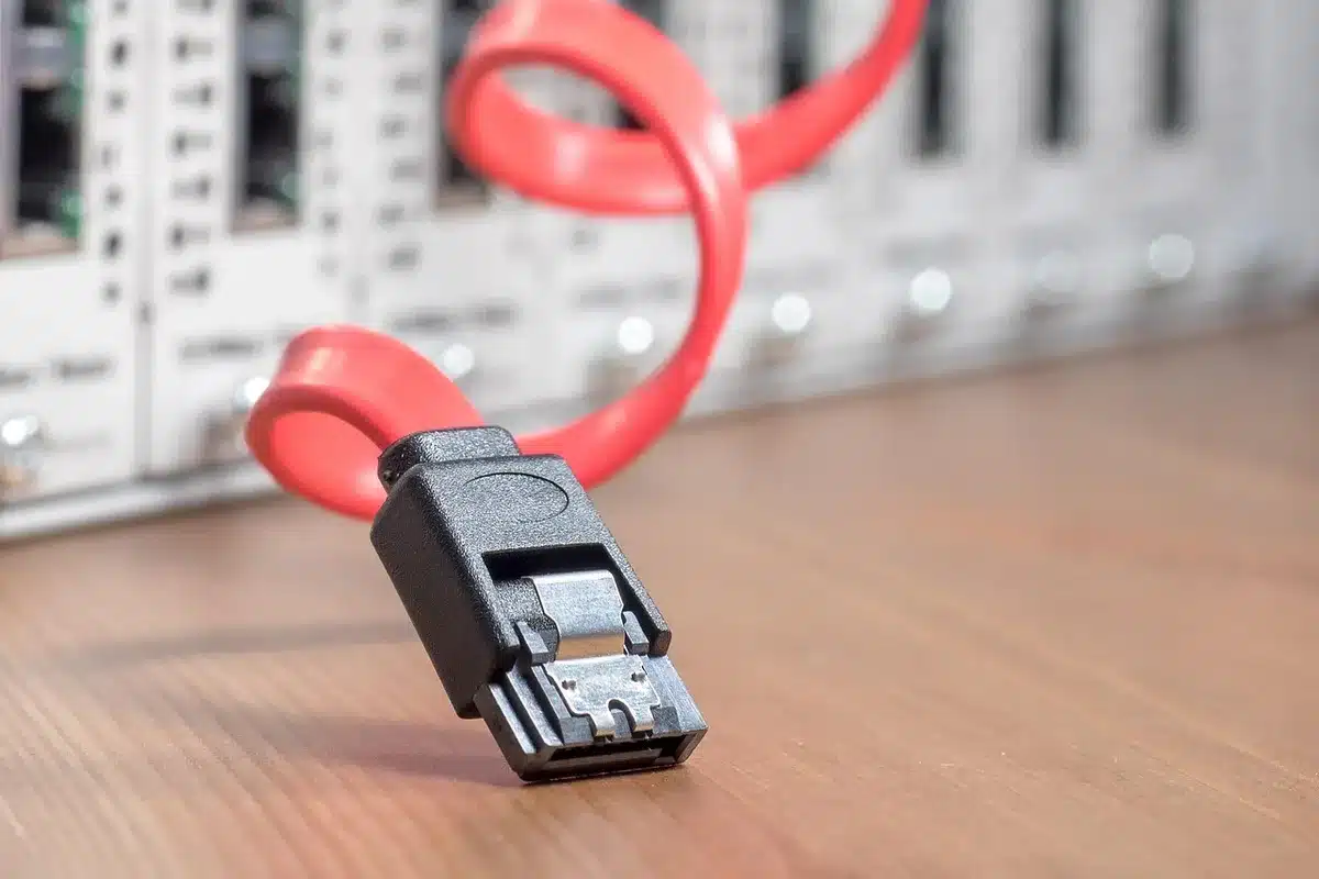 Corridoio di server in un grande data center usato per applicazioni AI
