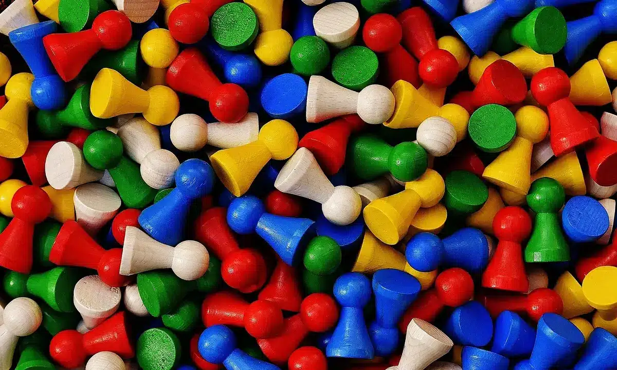Schizzi di meccaniche di gioco e comparazioni su un tavolo