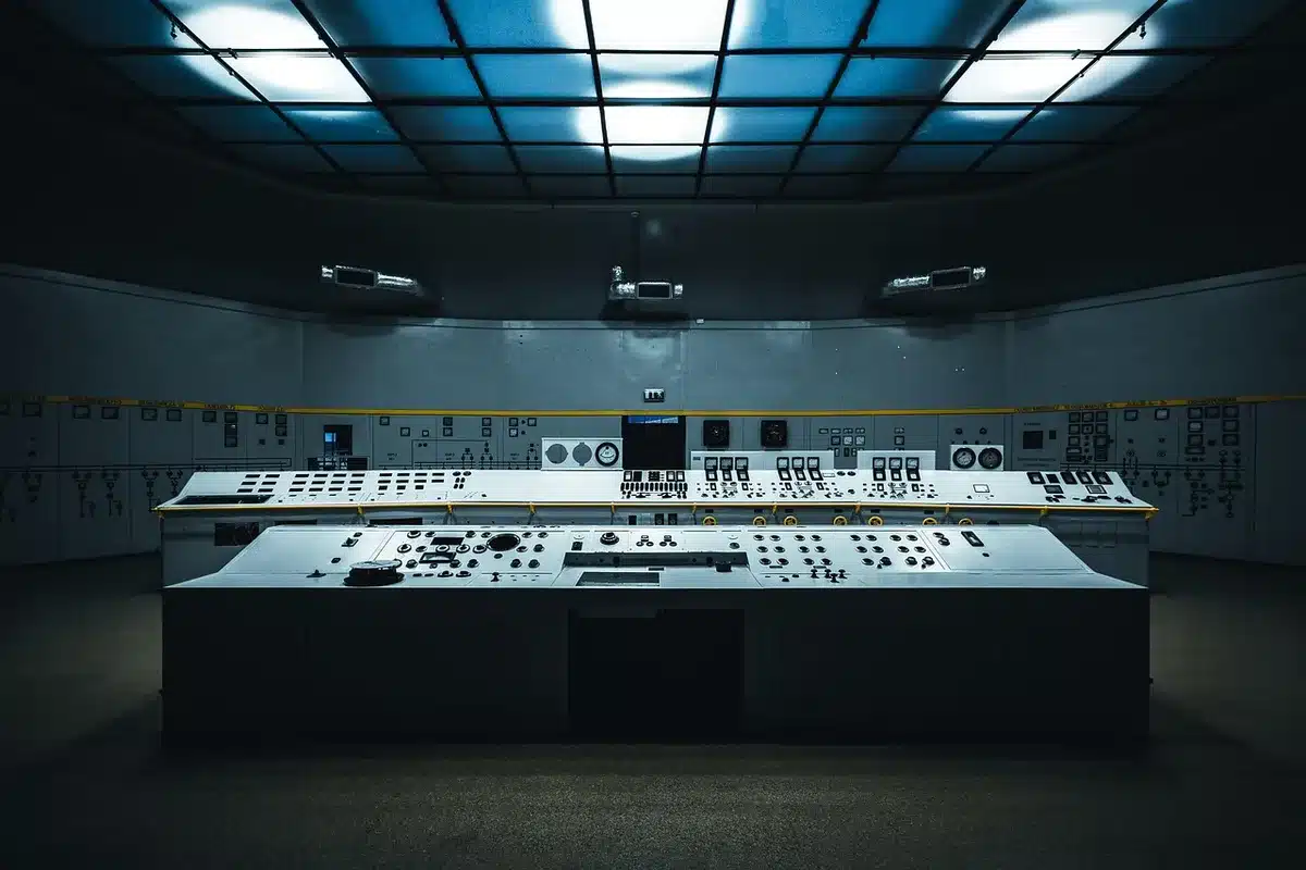 Cabina elettrica e linee di trasmissione vicino a strutture industriali