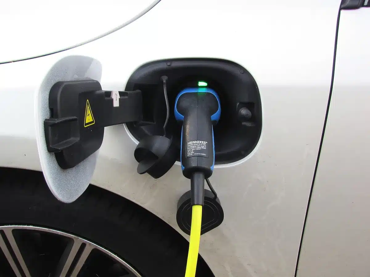 Controller con porta USB‑C e cavo di ricarica vicino